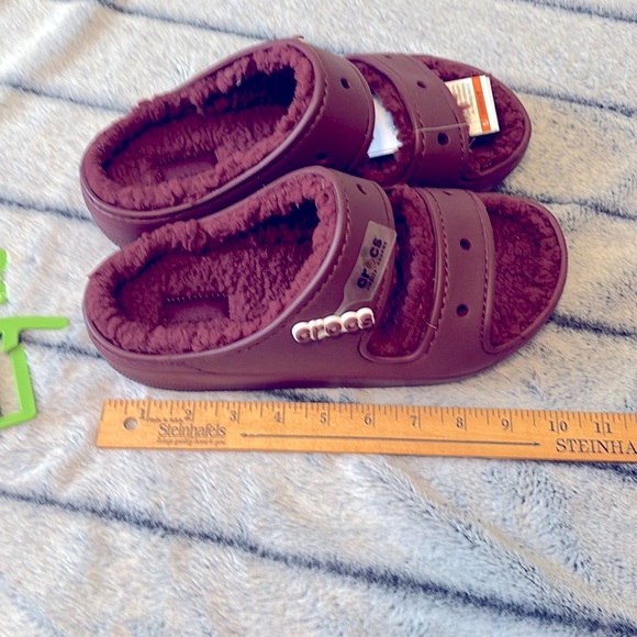 Crocs maroon classic cozzzy lined sandals - Picture 3 of 3